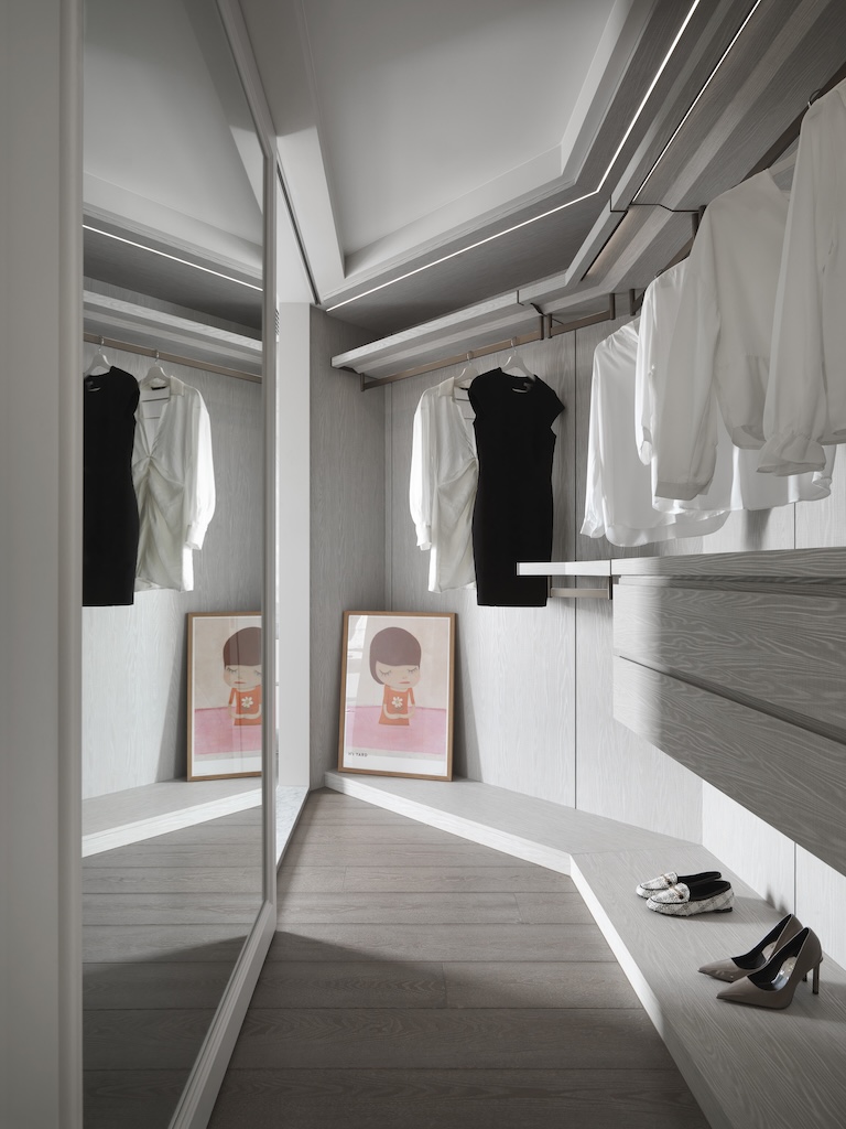 4holyte-compact-grey-closet.jpg